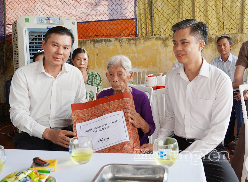 Đồng chí Phó Chủ tịch Thường trực UBND tỉnh và đồng chí Trưởng ban Tuyên giáo và Dân vận Tỉnh ủy tặng quà, động viên, thăm hỏi mẹ liệt sĩ Thạch Thị Nhặt, thôn Đa Phú, xã Hưng Hà.