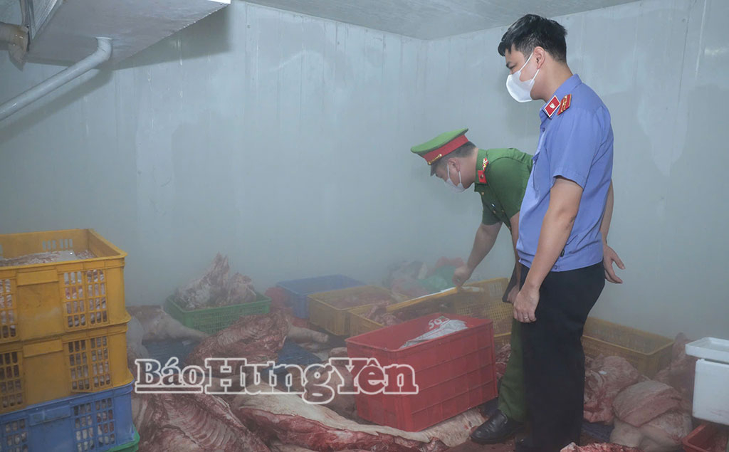 Lực lượng chức năng kiểm tra cơ sở giết mổ, sơ chế động vật tại tổ dân phố Lỗ Xá, phường Mỹ Hào.