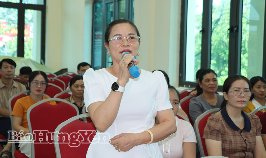 Đại biểu Trường Tiểu học Đông Phương phát biểu ý kiến tại hội nghị.