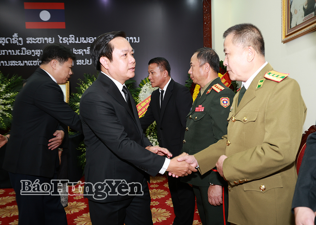 Đồng chí Phạm Quang Ngọc, Ủy viên Ban Chấp hành Trung ương Đảng, Bí thư Tỉnh ủy thăm hỏi, chia buồn với Đại sứ quán Lào ở Thủ đô Hà Nội.