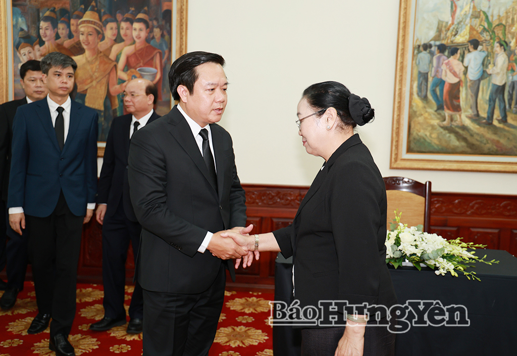 Đồng chí Phạm Quang Ngọc, Ủy viên Ban Chấp hành Trung ương Đảng, Bí thư Tỉnh ủy thăm hỏi, chia buồn với Đại sứ quán Lào ở Thủ đô Hà Nội.