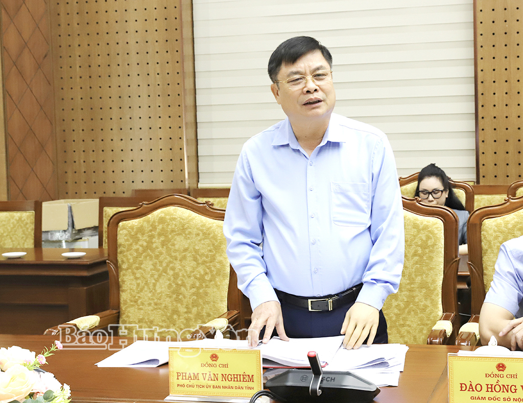 Đồng chí Phạm Văn Nghiêm, Phó Chủ tịch UBND tỉnh phát biểu tại cuộc họp.