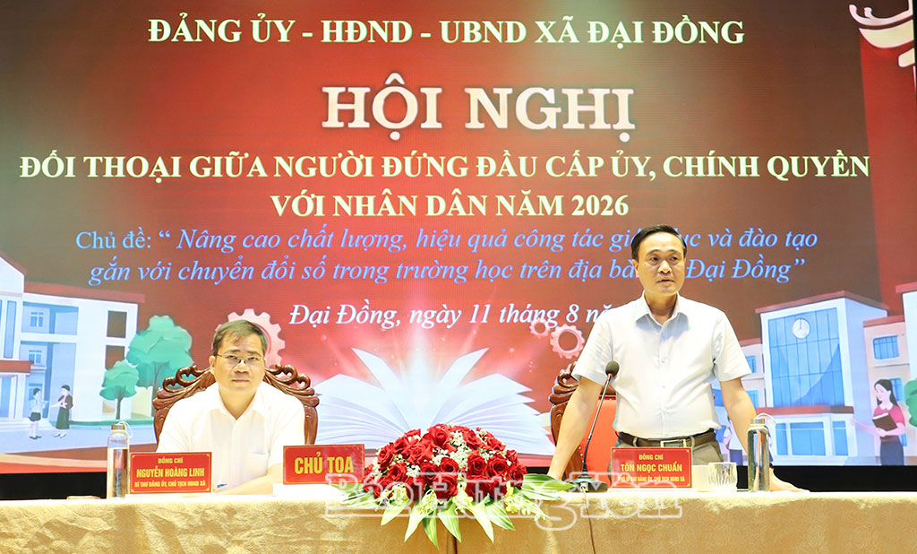 Lãnh đạo xã Đại Đồng trả lời, giải đáp ý kiến, kiến nghị của giáo viên, phụ huynh học sinh.