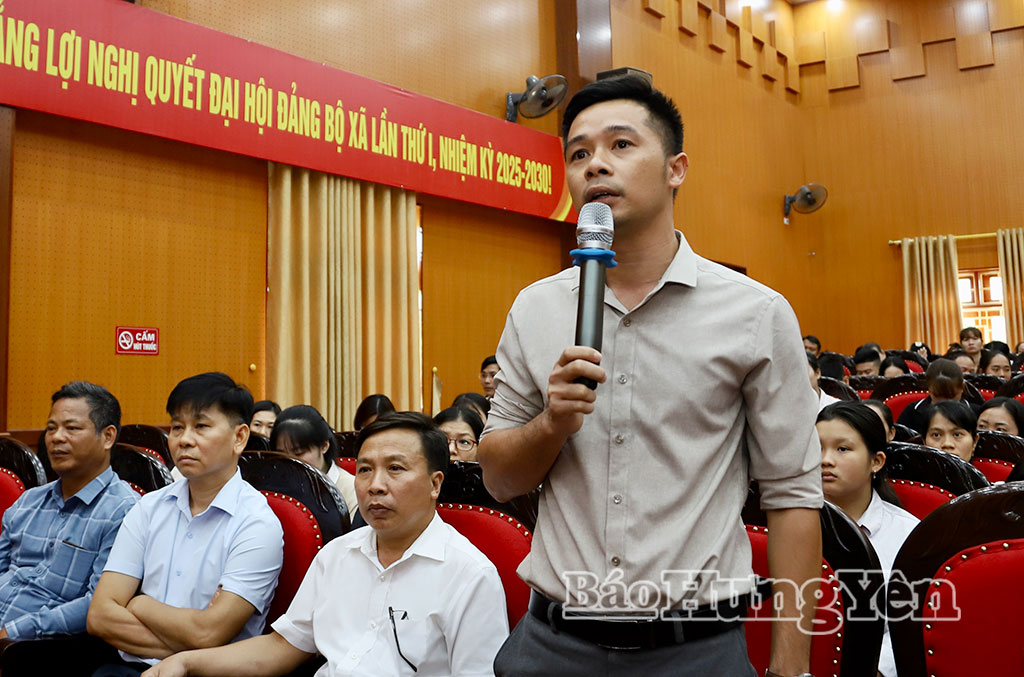 Đại diện giáo viên Trường Tiểu học Việt Hưng phát biểu ý kiến.