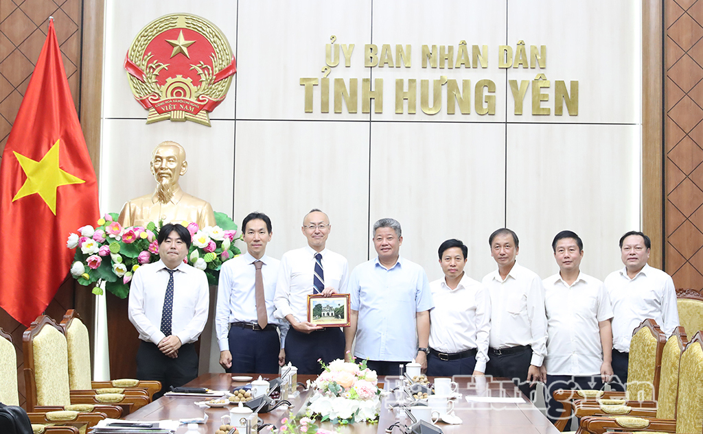 Đồng chí Nguyễn Mạnh Quyền, Phó Bí thư Tỉnh ủy, Chủ tịch UBND tỉnh tặng quà lưu niệm Đoàn công tác của JICA.