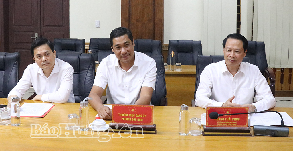 Đồng chí Trưởng ban Nội chính Tỉnh ủy Hoàng Thái Phúc và các đại biểu dự chương trình.