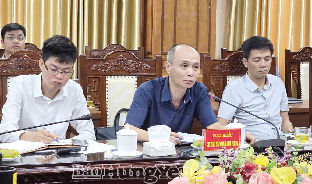 Đại diện Chi cục Hải quan khu vực IV giải đáp thông tin các doanh nghiệp mong muốn tìm hiểu.