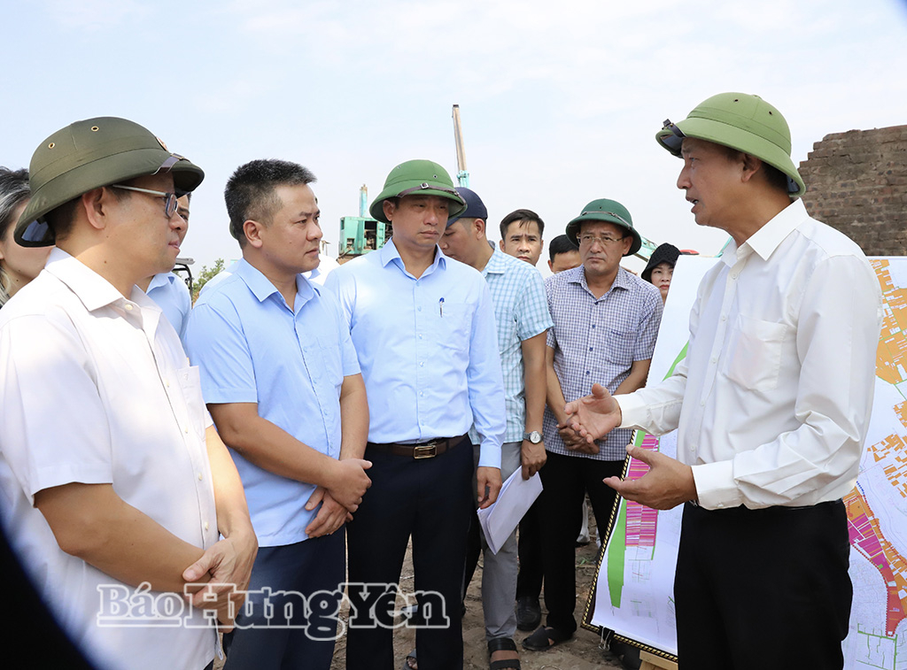 Đồng chí Nguyễn Hùng Nam, Phó Chủ tịch UBND tỉnh nghe các sở, ngành, địa phương báo cáo công tác giải phóng mặt bằng Dự án Khu phức hợp đô thị, du lịch sinh thái, sân golf Khoái Châu.