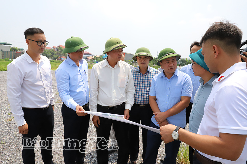 Đồng chí Nguyễn Hùng Nam, Phó Chủ tịch UBND tỉnh nghe các sở, ngành, địa phương báo cáo công tác giải phóng mặt bằng Dự án đường sắt Lào Cai - Hà Nội - Hải Phòng.