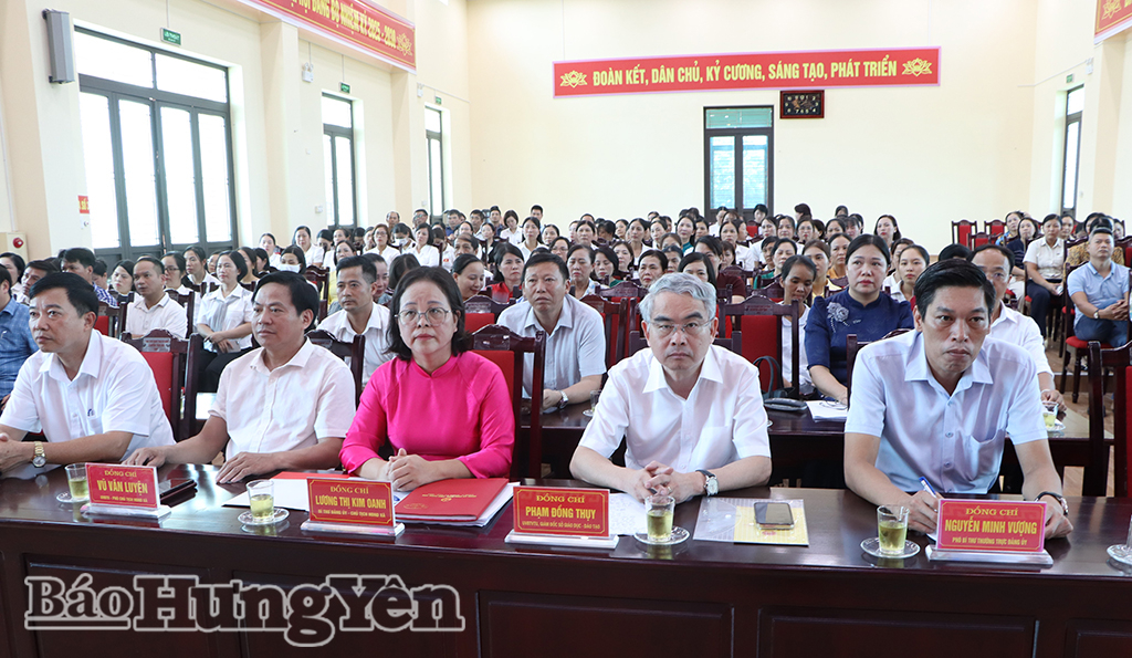 Đồng chí Phạm Đồng Thụy, Ủy viên Ban Thường vụ Tỉnh ủy, Giám đốc Sở Giáo dục và Đào tạo cùng các đại biểu dự hội nghị.