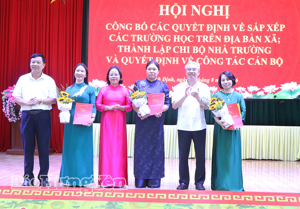 Đồng chí Phạm Đồng Thụy, Ủy viên Ban Thường vụ Tỉnh ủy, Giám đốc Sở Giáo dục và Đào tạo cùng lãnh đạo xã Bình Định trao quyết định cho hiệu trưởng các nhà trường.
