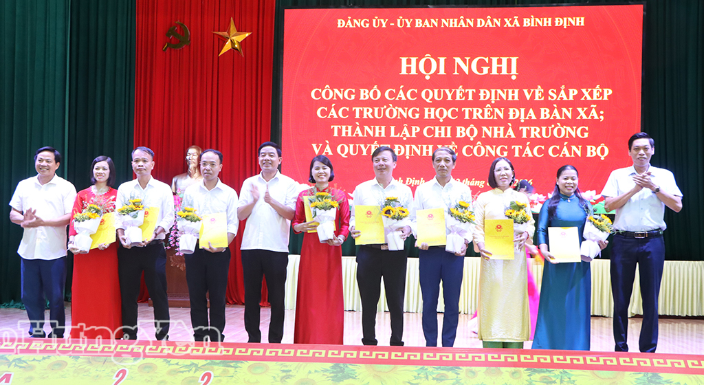 Lãnh đạo xã Bình Định trao quyết định cho các đồng chí phó hiệu trưởng các nhà trường.