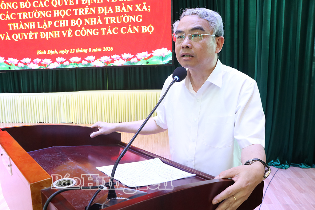 Đồng chí Phạm Đồng Thụy, Ủy viên Ban Thường vụ Tỉnh ủy, Giám đốc Sở Giáo dục và Đào tạo phát biểu tại hội nghị.