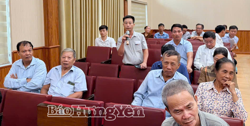 Người dân tham gia ý kiến về việc lấn chiếm hành lang an toàn giao thông.