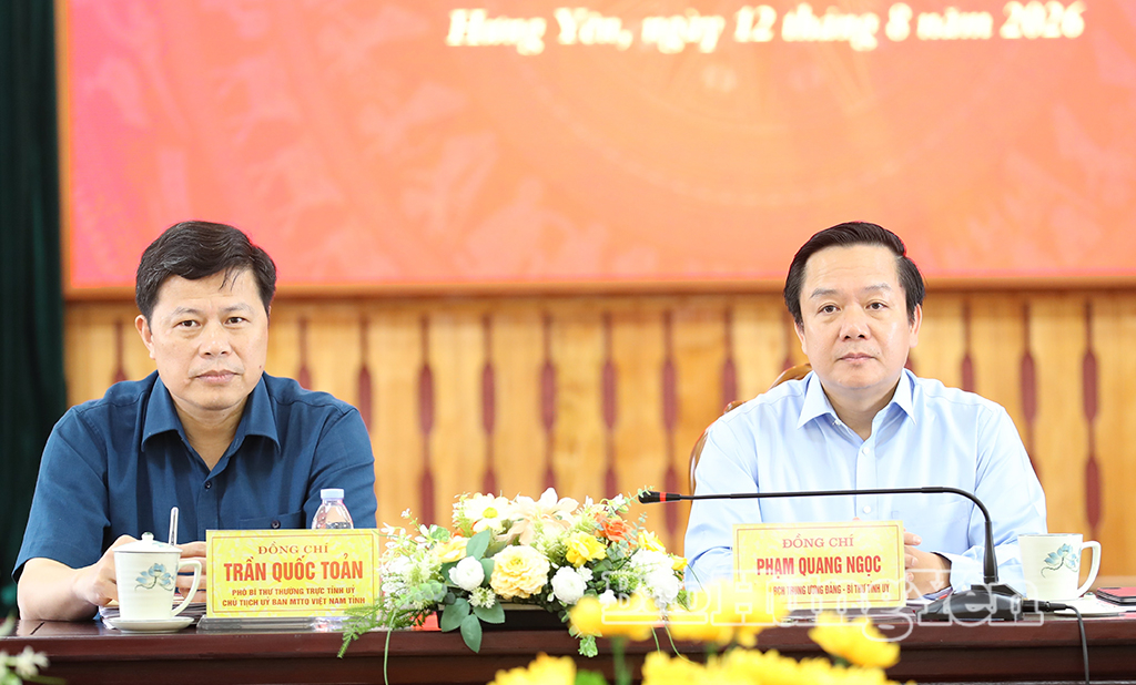 Các đồng chí: Phạm Quang Ngọc, Ủy viên Ban Chấp hành Trung ương Đảng, Bí thư Tỉnh ủy; Trần Quốc Toản, Phó Bí thư Thường trực Tỉnh ủy, Chủ tịch Ủy ban MTTQ Việt Nam tỉnh chủ trì hội nghị. 