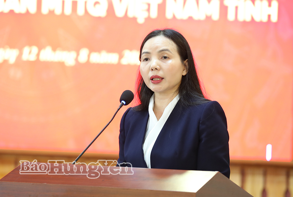 Đồng chí Ngô Thị Kim Hoàn, Ủy viên Ban Thường vụ Tỉnh ủy, Phó Chủ tịch Thường trực Ủy ban MTTQ Việt Nam tỉnh trình bày báo cáo tại hội nghị.