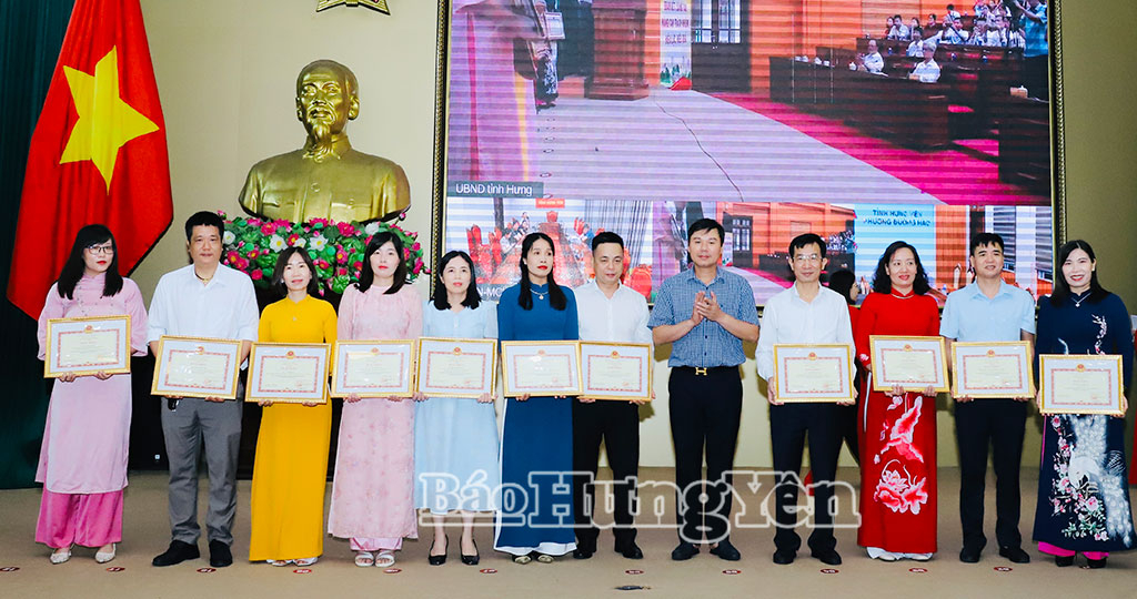 Đồng chí Phó Chủ tịch Thường trực UBND tỉnh Nguyễn Lê Huy trao Bằng khen của Bộ trưởng Bộ Tài chính tặng các tập thể, cá nhân có thành tích xuất sắc trong triển khai cuộc Tổng điều tra kinh tế năm 2026 trên địa bàn.