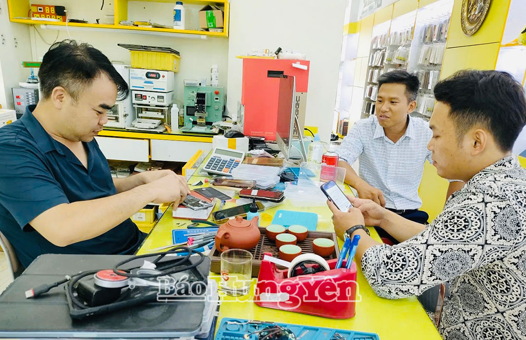 Các điều tra viên xã Hưng Hà tiến hành thu thập thông tin hộ kinh doanh trên địa bàn.