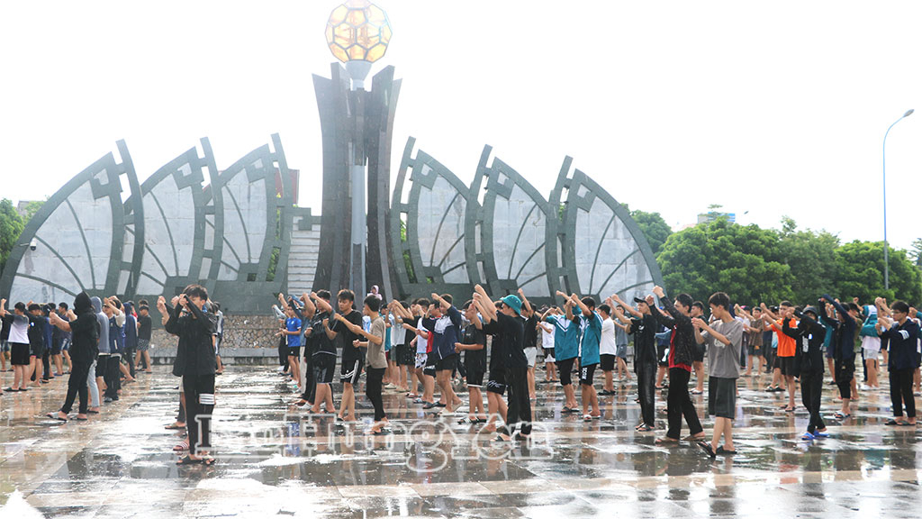 Học sinh tập luyện chuẩn bị cho chương trình đồng diễn nghệ thuật tại lễ khai mạcĐại hội TDTT tỉnh Hưng Yên lần thứ X năm 2026.