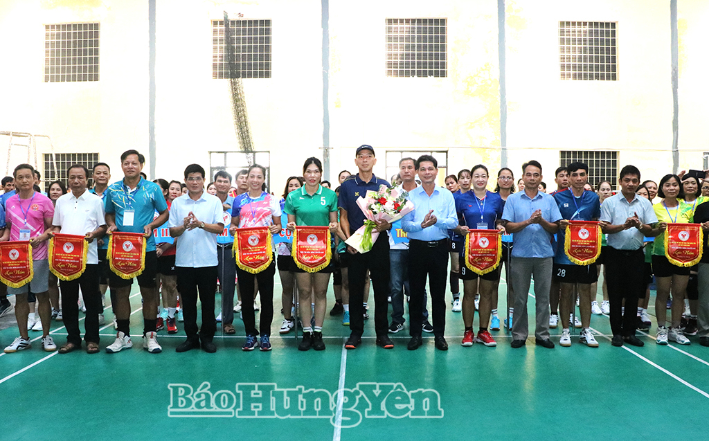 Ban Tổ chức tặng cờ lưu niệm cho các đơn vị tham gia Giải bóng chuyền hơi Đại hội Thể dục thể thao tỉnh Hưng Yên lần thứ X, năm 2026.