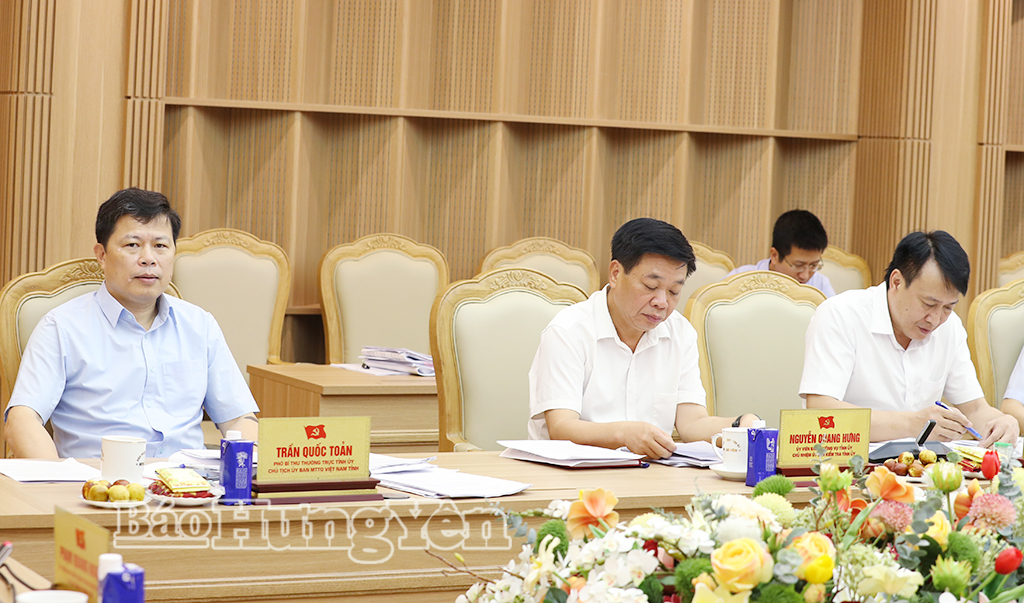 Đồng chí Trần Quốc Toản, Phó Bí thư Thường trực Tỉnh ủy, Chủ tịch Ủy ban MTTQ Việt Nam tỉnh và các đại biểu dự cuộc họp.
