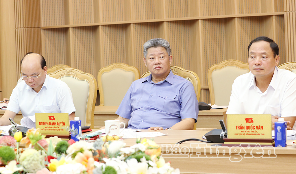 Các đồng chí: Trần Quốc Văn, Phó Bí thư Tỉnh ủy, Chủ tịch HĐND tỉnh; Nguyễn Mạnh Quyền, Phó Bí thư Tỉnh ủy, Chủ tịch UBND tỉnh và đại biểu dự cuộc họp.