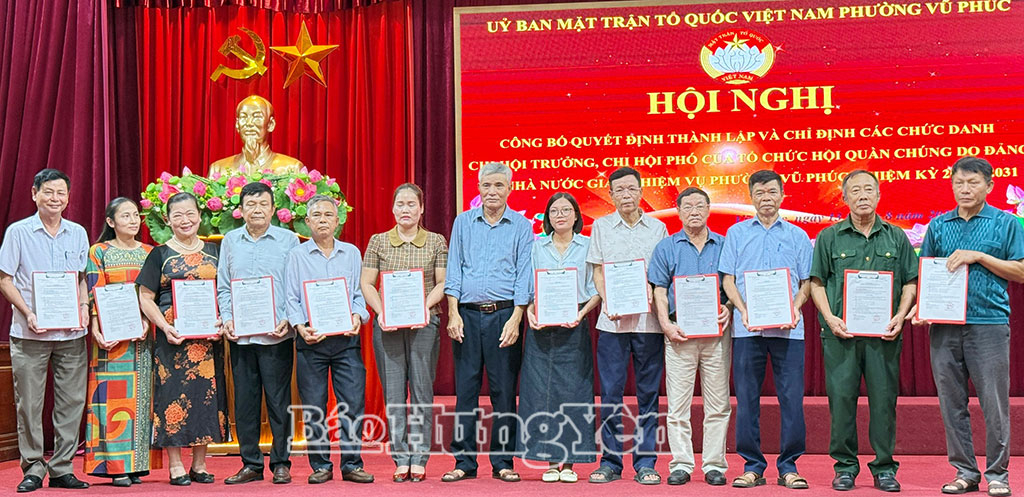 Trao quyết định thành lập các chi hội Khuyến học.