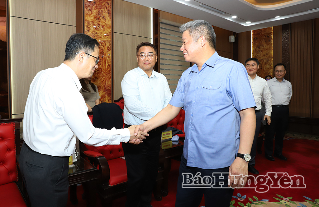 Đồng chí Nguyễn Mạnh Quyền, Phó Bí thư Tỉnh ủy, Chủ tịch UBND tỉnh chào mừng các nhà đầu tư Hàn Quốc.