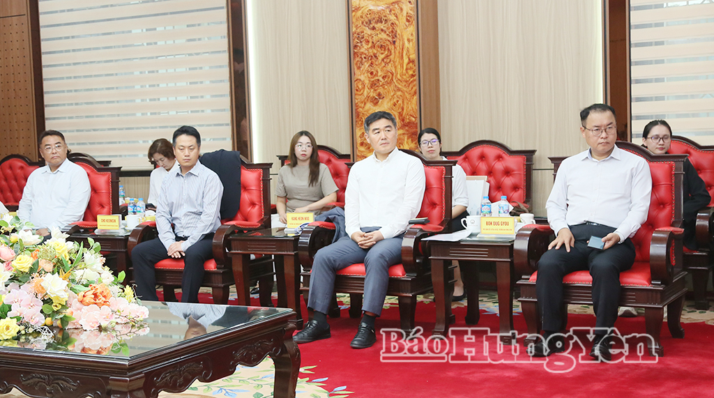 Các đại biểu dự buổi làm việc.