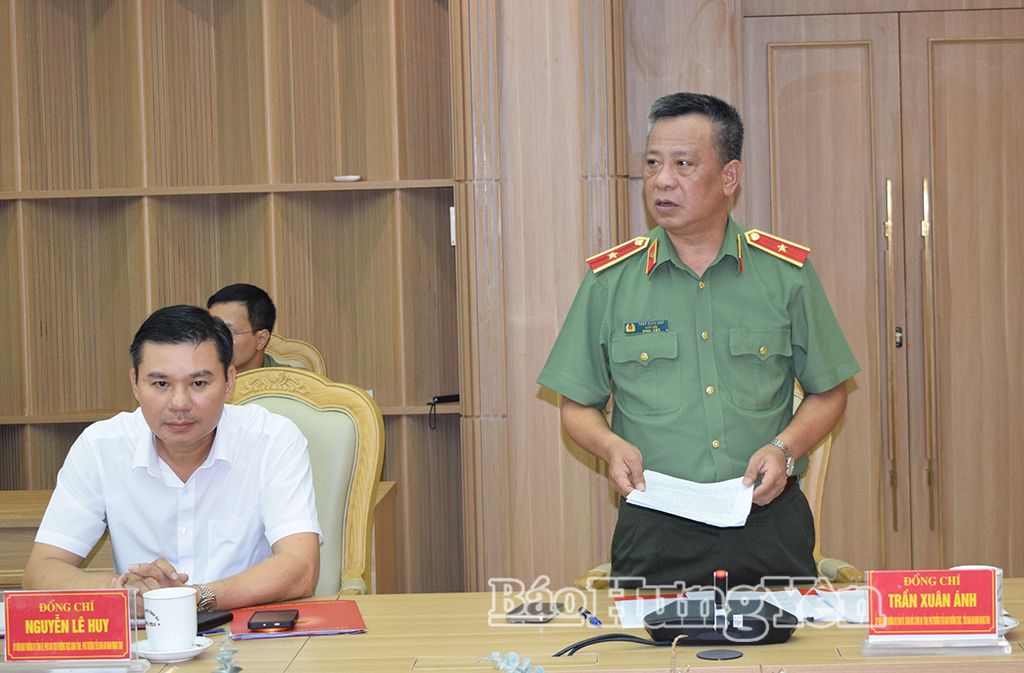 Thiếu tướng Trần Xuân Ánh, Ủy viên Ban Thường vụ Tỉnh ủy, Giám đốc Công an tỉnh phát biểu tại phiên họp.