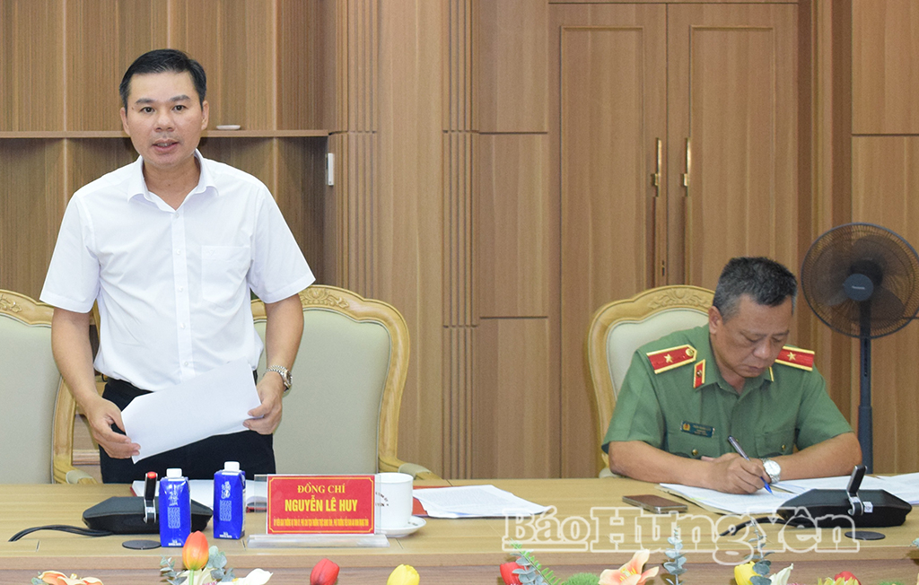 Đồng chí Nguyễn Lê Huy, Ủy viên Ban Thường vụ Tỉnh ủy, Phó Chủ tịch Thường trực UBND tỉnh phát biểu tại phiên họp.