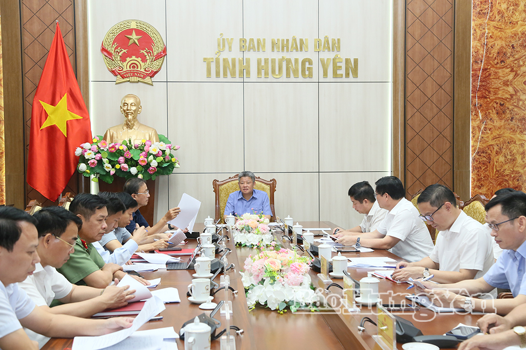 Đồng chí Nguyễn Mạnh Quyền, Phó Bí thư Tỉnh ủy, Chủ tịch UBND tỉnh chủ trì cuộc họp.