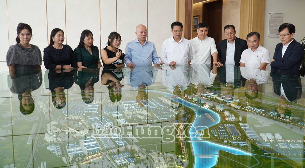 Các đồng chí lãnh đạo tỉnh và đại biểu tìm hiểu KCN Liên Hà Thái.