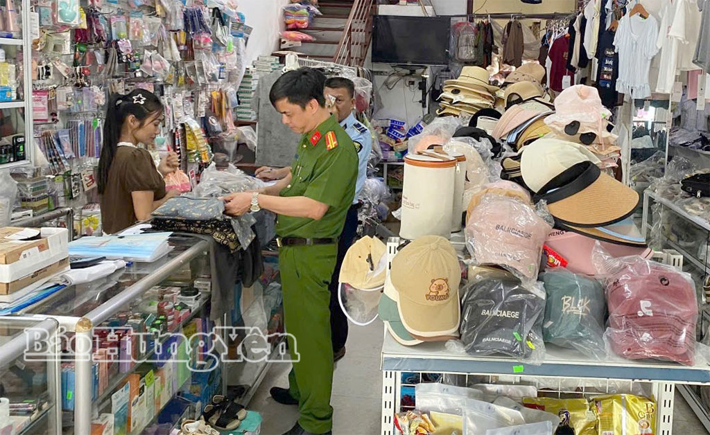 Công an xã Tây Tiền Hải phối hợp với lực lượng quản lý thị trường kiểm tracác cơ sở kinh doanh, cửa hàng bán lẻ, đại lý phân phối hàng hóa ở xã.