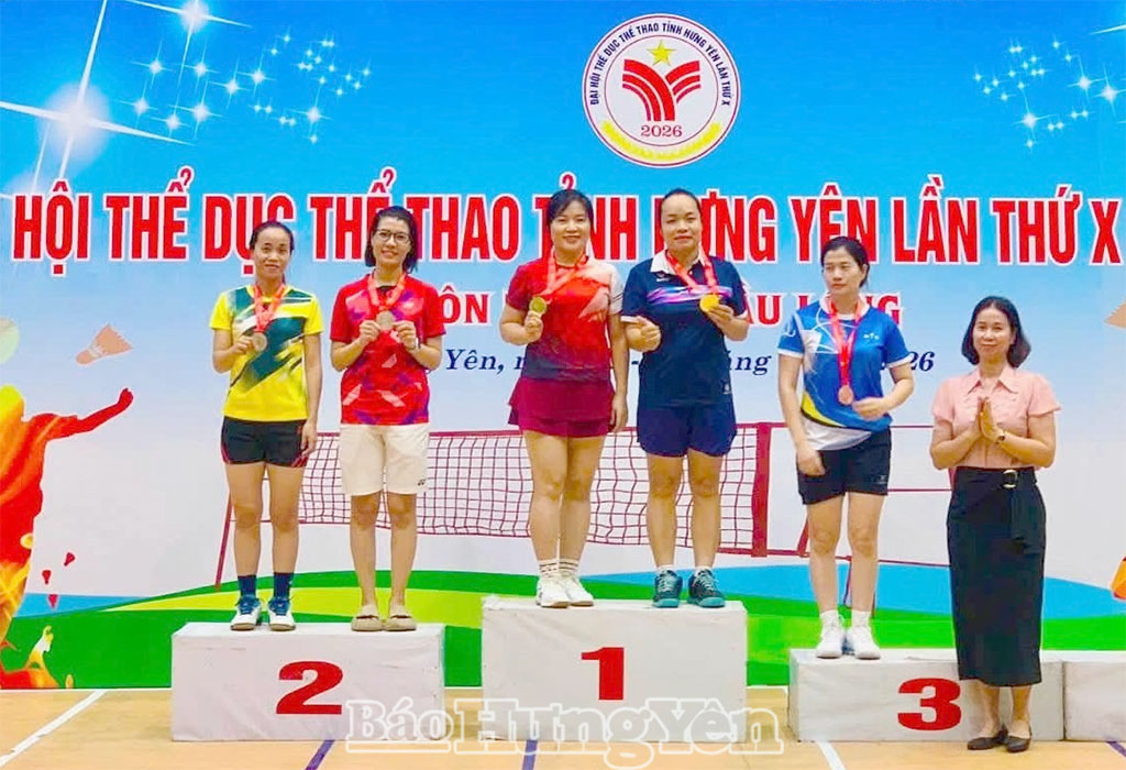Ban Tổ chức trao giải cho các vận động viên xuất sắc tại giải cầu lông Đại hội Thể dụcthể thao tỉnh Hưng Yên lần thứ X năm 2026.