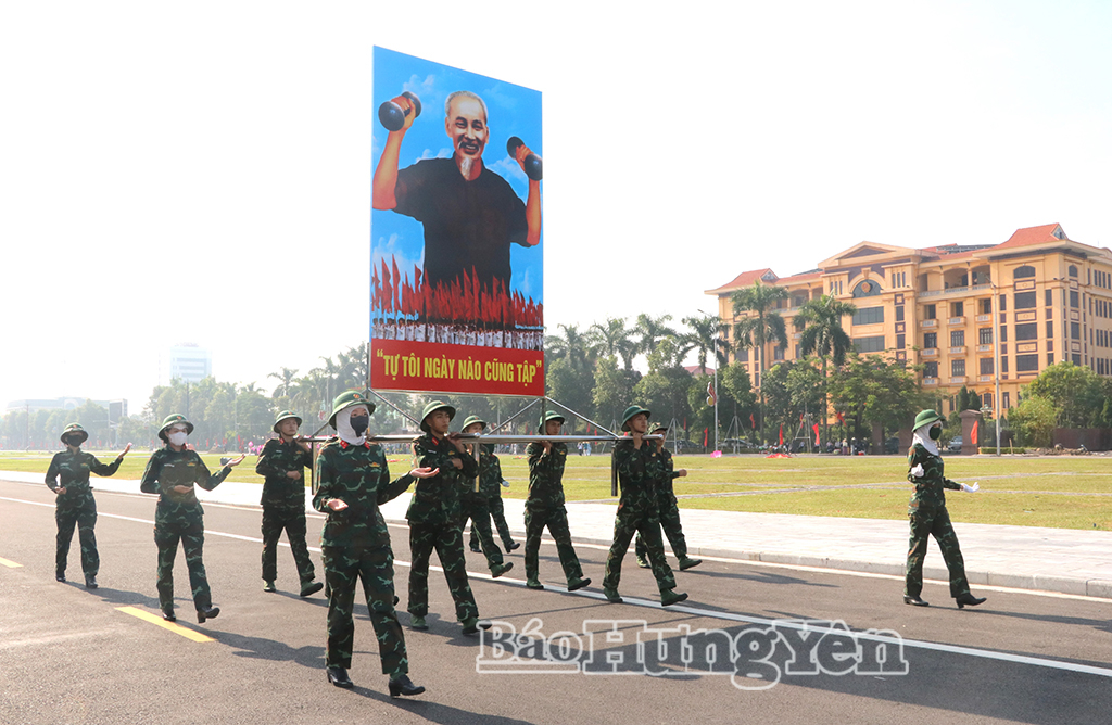Đội hình rước ảnh Chủ tịch Hồ Chí Minh tham gia diễu hành tại buổi sơ duyệt.