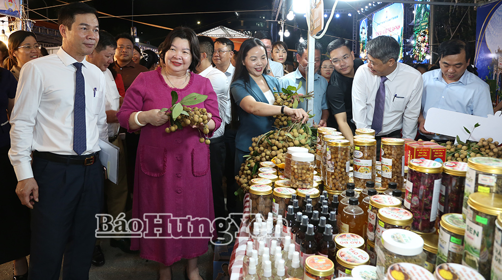 Các đại biểu tham quan gian hàng trưng bày, giới thiệu sản phẩm OCOP và đặc sản nông sản vùng miền.