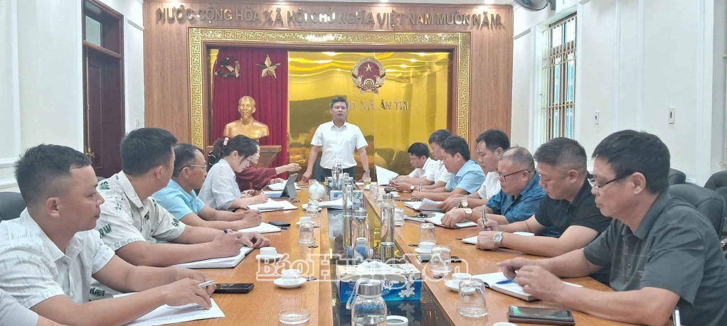 Giao ban định kỳ hằng tuần giữa lãnh đạo UBND xã với các phòng, ngành và các trưởng thôn.