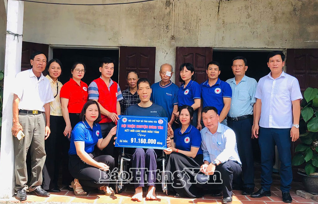 Hội Chữ thập đỏ tỉnh Hưng Yên, Đội Thiện nguyện Hưng Yên và lãnh đạo xã Bắc Thái Ninh trao hỗ trợ cho anh Phạm Trung Hiếu (thôn Vị Dương Đoài).
