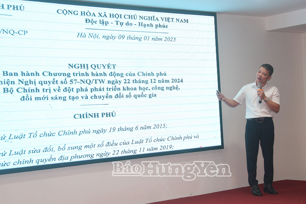 Đại diện Viện Khoa học Kinh tế hợp tác (Liên minh HTX Việt Nam) tham luận về hiện trạng, giải pháp thúc đẩy ứng dụng khoa học, công nghệ trong khu vực kinh tế hợp tác.