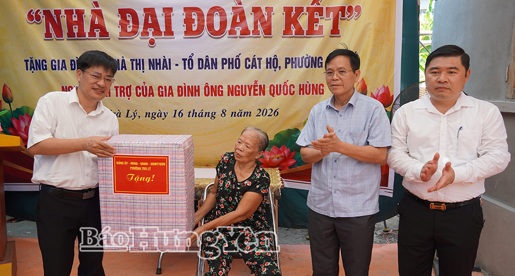 Lãnh đạo phường Trà Lý trao quà tặng hộ gia đình bà Hà Thị Nhài, tổ dân phố Cát Hộ.