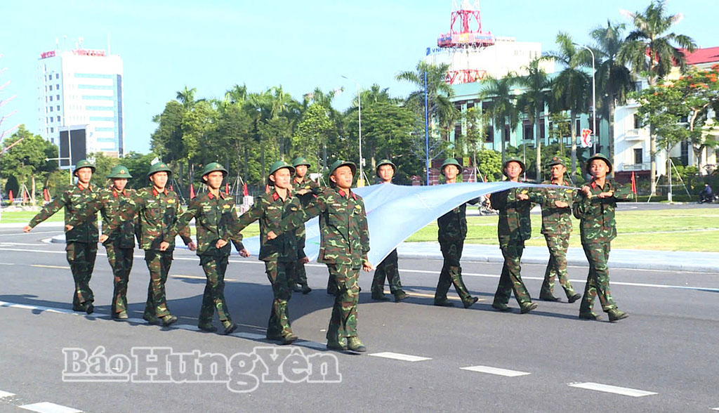 Cán bộ, chiến sĩ Bộ Chỉ huy Quân sự tỉnh tập luyện cho lễ khai mạc.