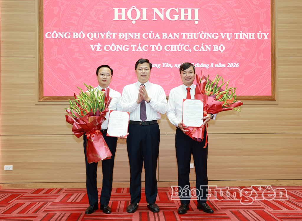 Đồng chí Trần Quốc Toản, Phó Bí thư Thường trực Tỉnh ủy, Chủ tịch Ủy ban MTTQ Việt Nam tỉnh trao quyết định và tặng hoa chúc mừng đồng chí Nguyễn Tuấn Phong và đồng chí Lê Nhật Quang.