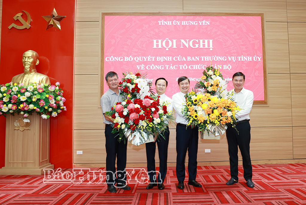 Các đồng chí Ủy viên Ban Thường vụ Tỉnh ủy: Lê Xuân Tiến, Phó Chủ tịch Thường trực HĐND tỉnh; Nguyễn Lê Huy, Phó Chủ tịch Thường trực UBND tỉnh tặng hoa chúc mừng đồng chí Nguyễn Tuấn Phong và đồng chí Lê Nhật Quang.