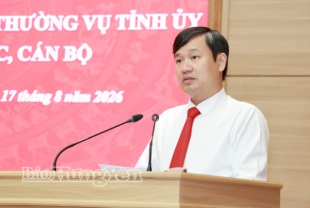 Đồng chí Nguyễn Tuấn Phong, Chánh Văn phòng Tỉnh ủy kiêm Trưởng Bộ phận nghiên cứu chính sách của Tỉnh ủy phát biểu nhận nhiệm vụ tại hội nghị.