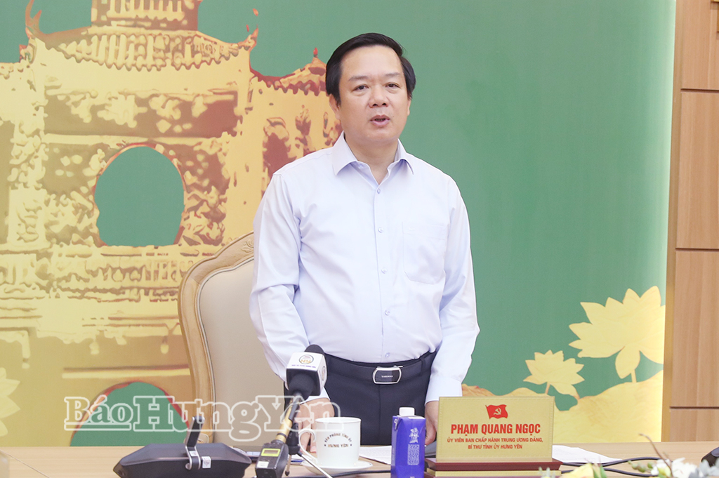 Đồng chí Phạm Quang Ngọc, Ủy viên Ban Chấp hành Trung ương Đảng, Bí thư Tỉnh ủy phát biểu tại hội nghị.