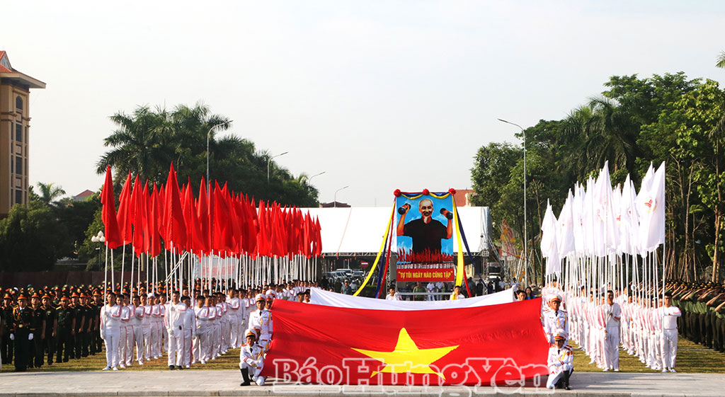 Nghi thức chào cờ được thực hiện trang nghiêm.