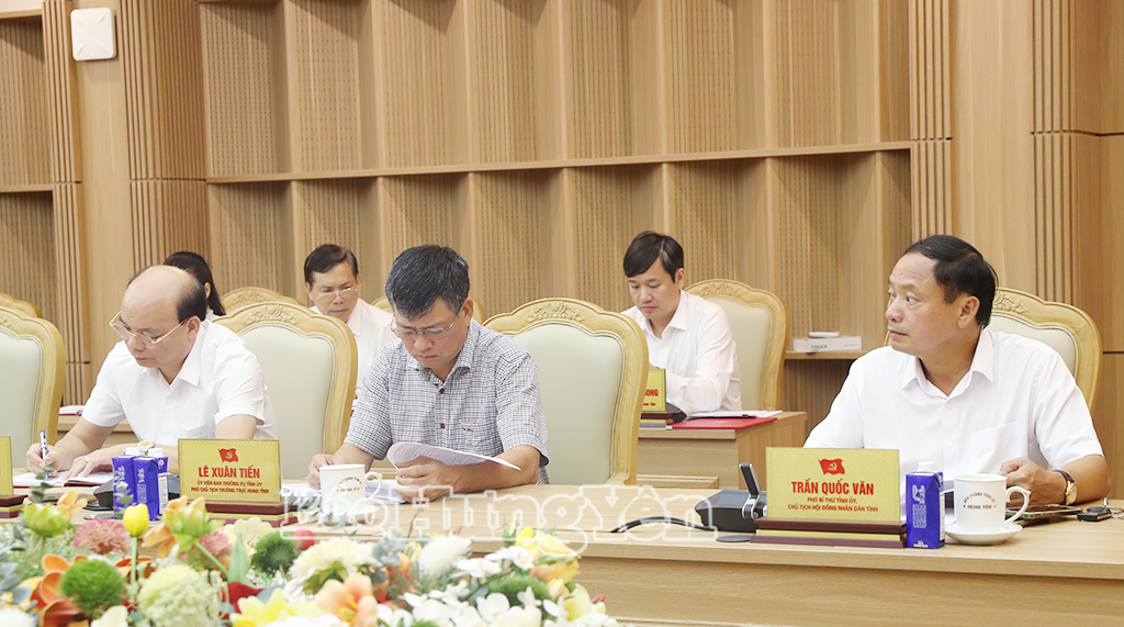 Đồng chí Trần Quốc Văn, Phó Bí thư Tỉnh ủy, Chủ tịch HĐND tỉnh và các đại biểu dự hội nghị.