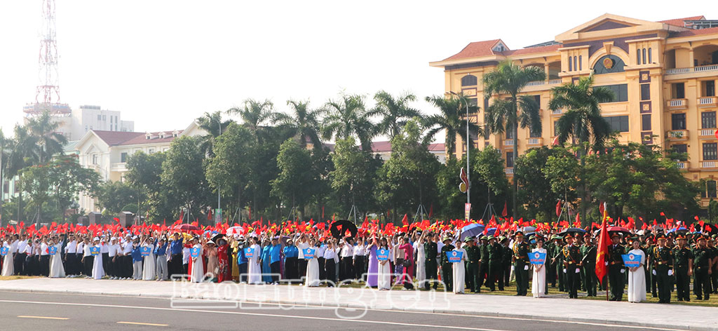 Các khối diễu hành tập kết phía trước khán đài sau khi hoàn thành phần diễu hành biểu dương lực lượng.