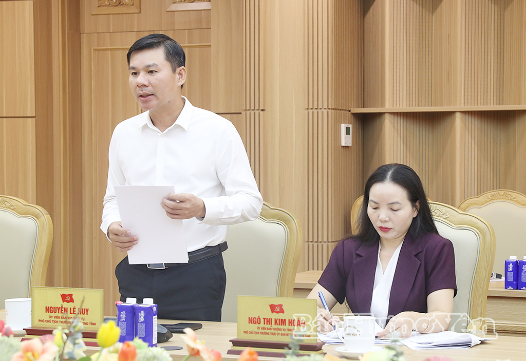 Đồng chí Nguyễn Lê Huy, Ủy viên Ban Thường vụ Tỉnh ủy, Phó Chủ tịch Thường trực UBND tỉnh trình bày báo cáo nội dung tại hội nghị.